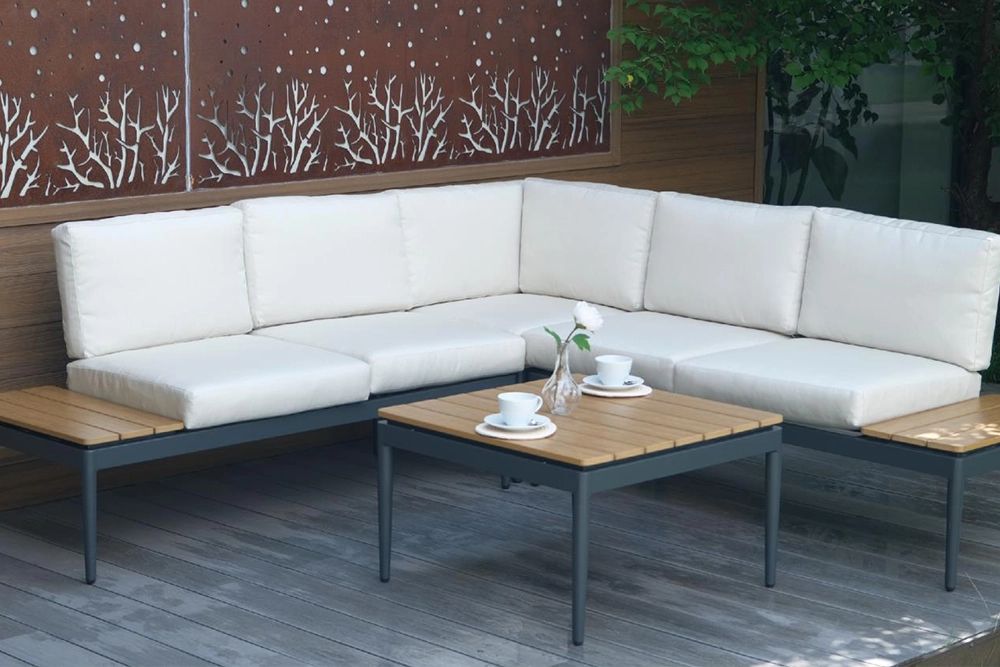 Outdoor Sofa vs. Outdoor Sectional